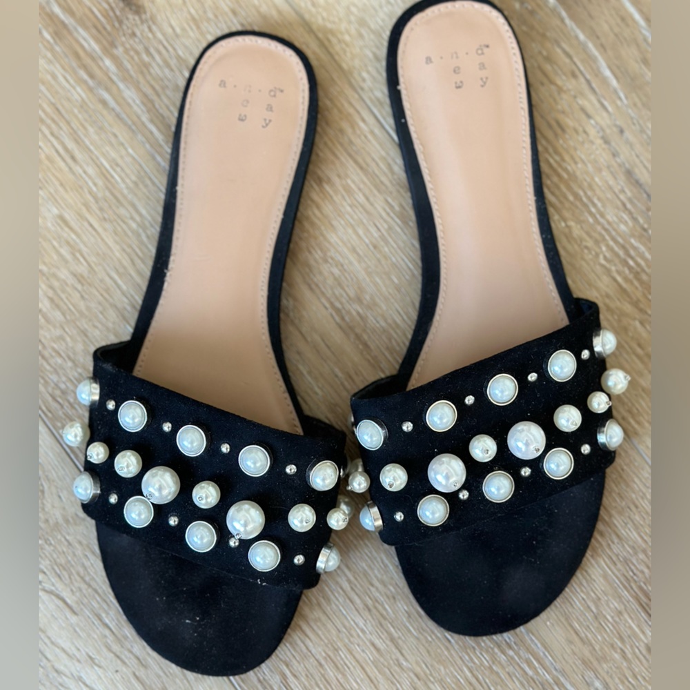 Pearl studded black sandals 7.5